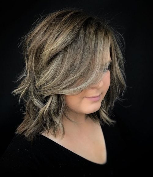 a long bob with blonde balayage and side bangs looks great, chic and messy thanks to the layers
