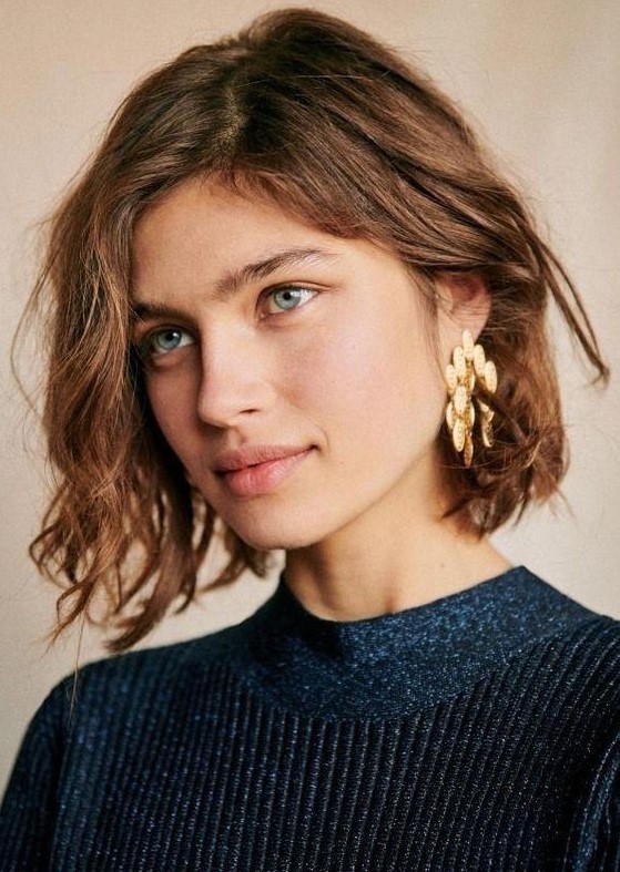 a messy wavy extural brown chin-length bob, with a messy part is a cool idea for a super natural and pretty look