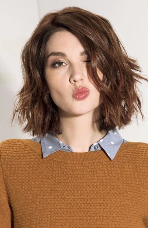 a reddish brunette wavy midi bob with a messy part is a lovely idea that catches an eye