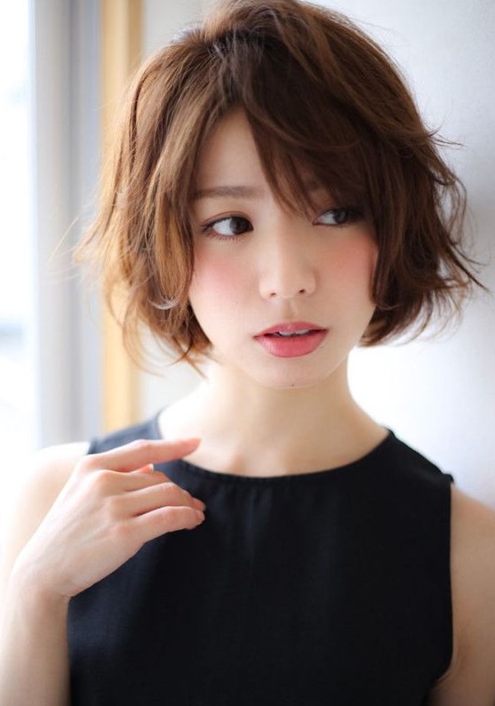a short shaggy bob with layers and side bangs looks very textural and dimensional