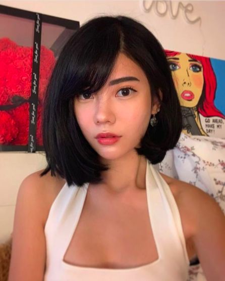 an asymmetrical black bob with side parting and side bangs is a fresh idea if you want to make your usual bob more eye-catchy
