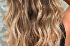 dark brown hair with blonde balayage and beachy waves looks eye-catchy, contrasting and more relaxed