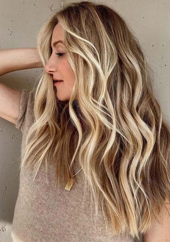 dimensional beach blonde balayage on bronde hair and beach waves is a great idea to look awesome