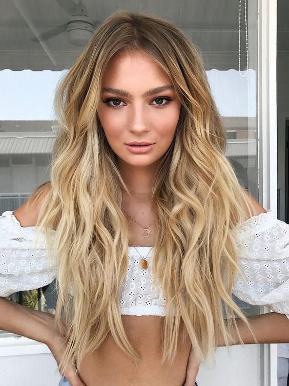 gorgeous long golden blonde hair with a darker root and beach waves is a fantastic idea for summer