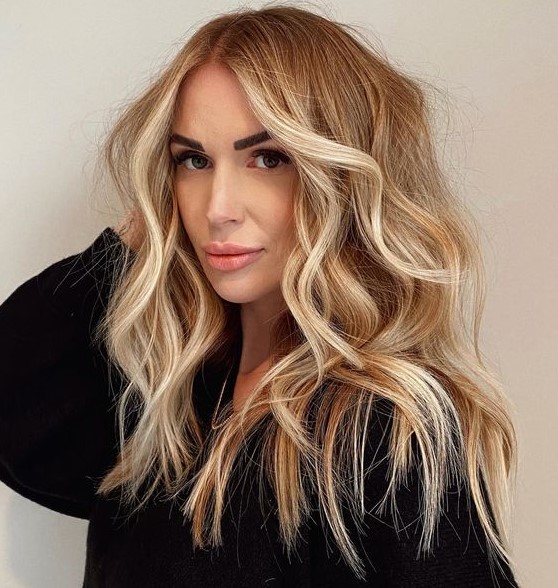long bronde hair with gold blonde balayage and waves, with textured hair, is a chic and lovely solution