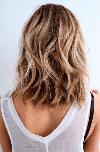 medium length bronde hair with balayage and beach waves is a very cool and chic idea for every day