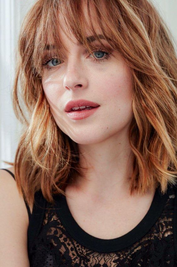 a ginge outgrown textured bob with blonde highlights and outgrown wispy bangs is a bold and catchy solution