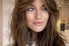 a messy and shaggy medium length brunette hair with a volume is a bold and effortlessly chic idea