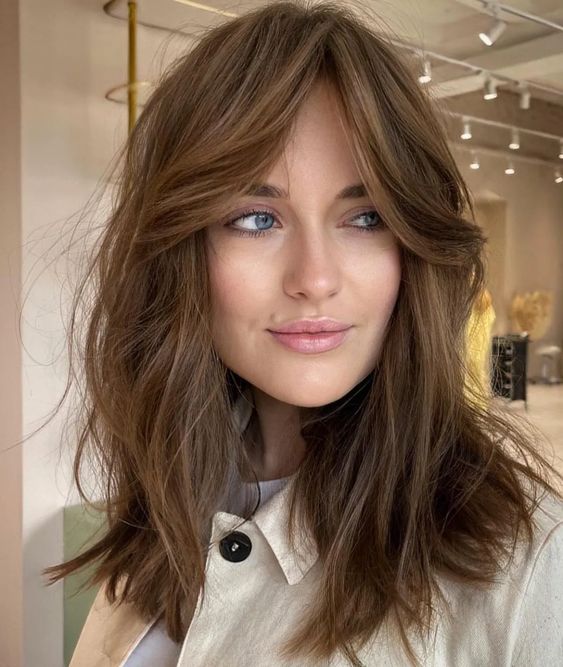 a messy and shaggy medium length brunette hair with a volume is a bold and effortlessly chic idea