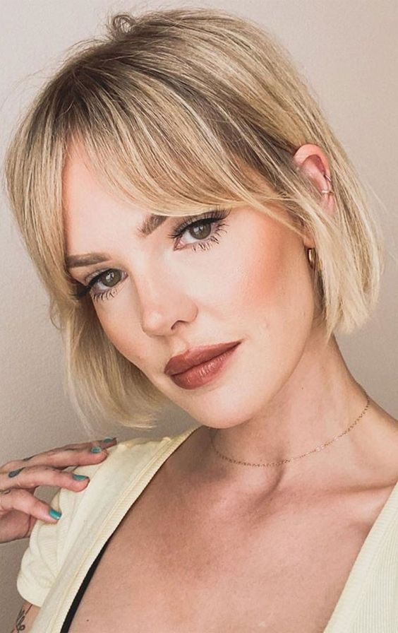A pretty blonde jaw line bob with bottleneck bangs is a lovely idea that looks cute and chic