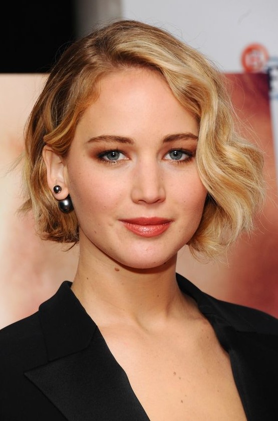 a wavy honey blonde jaw--length bob with side part is a cool and pretty solution with timeless elegance