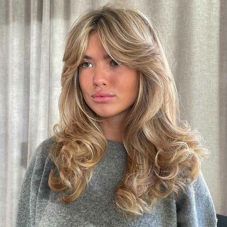 beautiful long blonde hair with layers to remove weight, curls at the ends and soft curtain bangs is a gorgeous idea