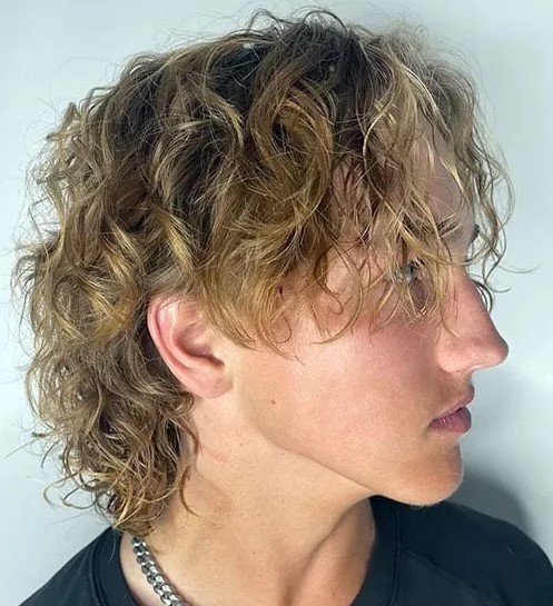 a blonde wavy wolf hairstyle is a lovely idea for summer, shag it, long and trim the sides down for more comfortable wearing