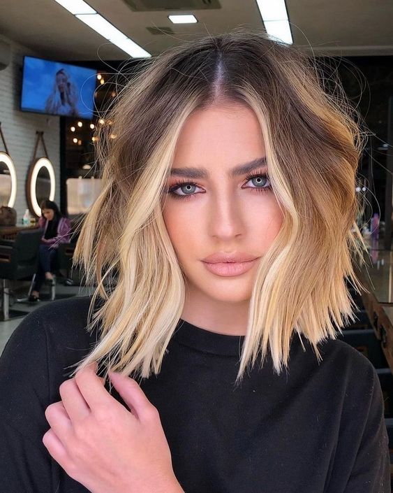 a long brown bob with ombre blonde and a blonde money piece plus messy waves is a lovely and relaxed idea