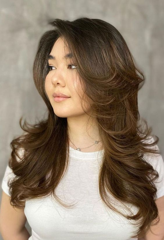 35 Lovely Butterfly Haircuts With Curtain Bangs - Styleoholic