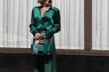 58 an emerald look with a blouse and flare pants, a stripe bag is a cool and chic idea for a fall wedding