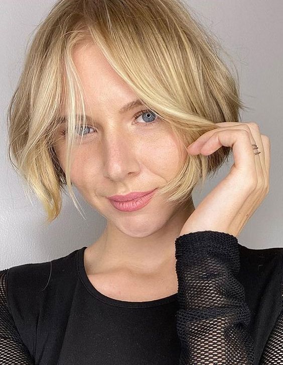 a blonde ear length bob with messy texture is a catchy and stylish idea for an effortlessly chic look