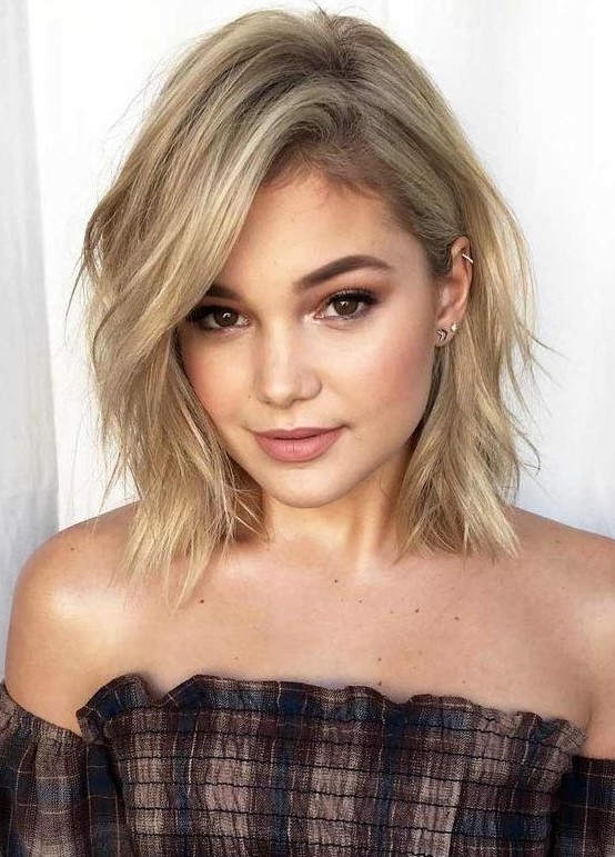 a blonde layered collarbone bob with a messy part and some waves is a catchy and cool idea