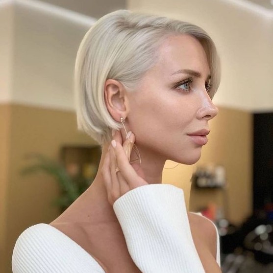 a classic platinum blonde ear length bob with side parting is a chic and refined idea that always works