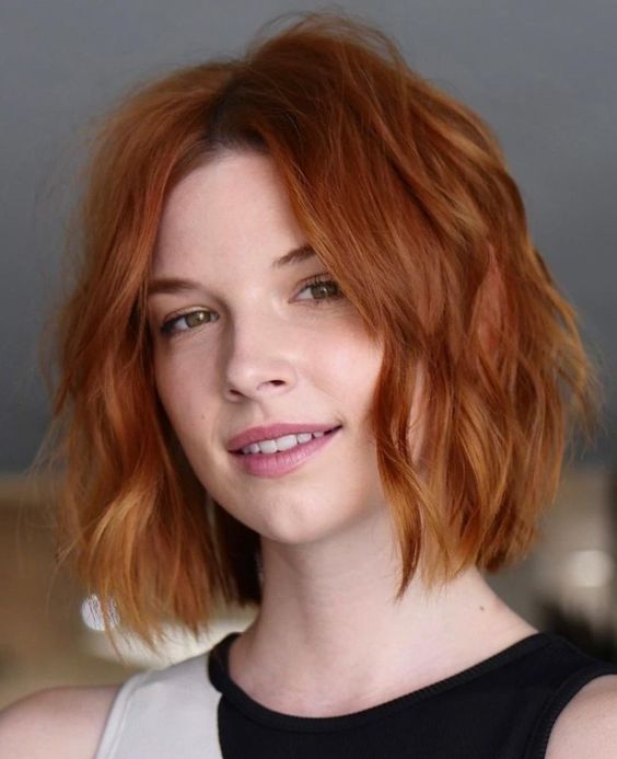 a ginger red wavy long bob with volume is a stylish and catchy idea, such a hair color is classics for the fall