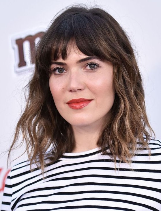 a long dark brunette bob with bronde balayage, bottleneck bangs and waves is a chic and French inspired idea