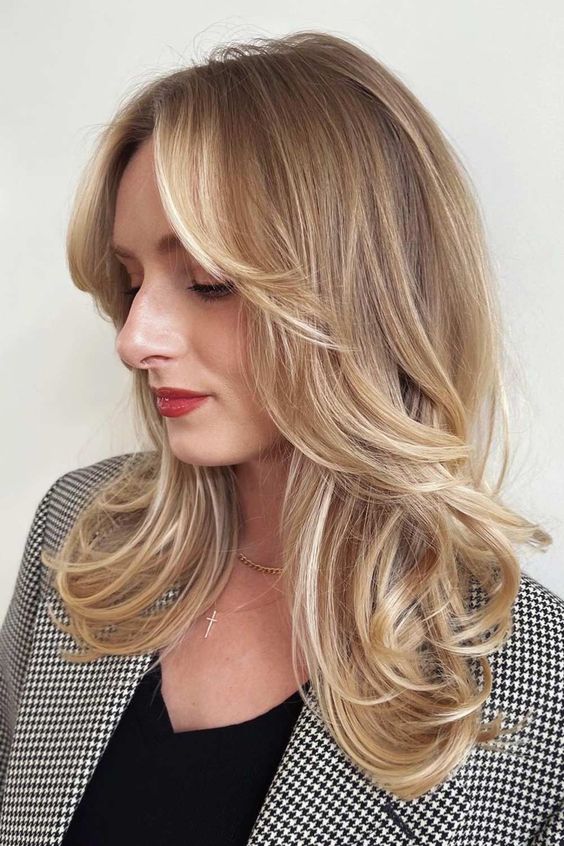 a medium-length butterfly haircut with wavy ends, a bleached money piece and a bit of volume is a lovely idea