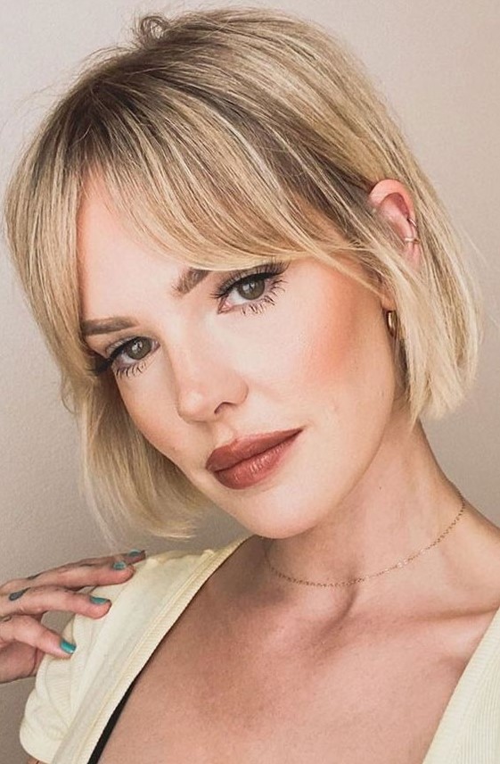 a pretty blonde jaw line bob with bottleneck bangs is a lovely idea that looks cute and chic