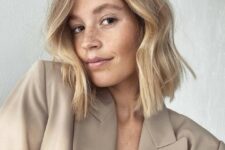 a pretty long blonde bob with messy waves is a cool idea to look fresh, up-to-date and very cool