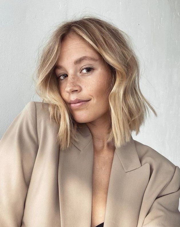 a pretty long blonde bob with messy waves is a cool idea to look fresh, up to date and very cool