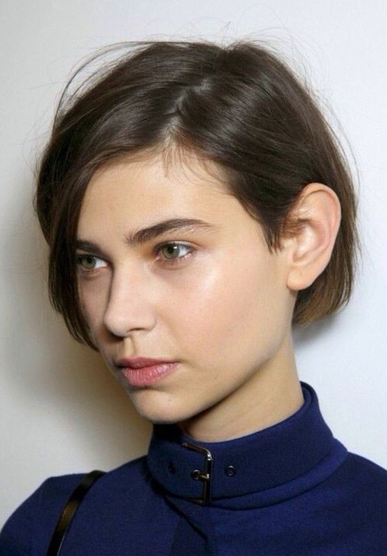 a simple and effortless brunette ea length haircut with a messy part is a cool and low maintenance idea