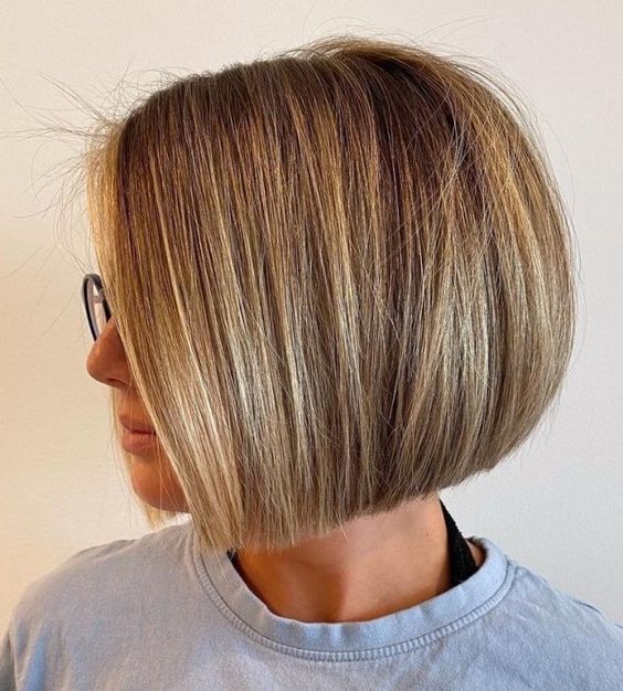 a stylish voluminous bronde bob with a lot of volume is a catchy and chic idea, it looks cool and up-to-date