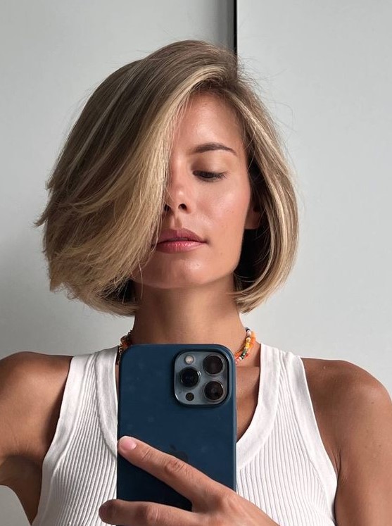 an elegant light bronde bob with blonde balayage and a blonde money piece is a lovely and soft solution