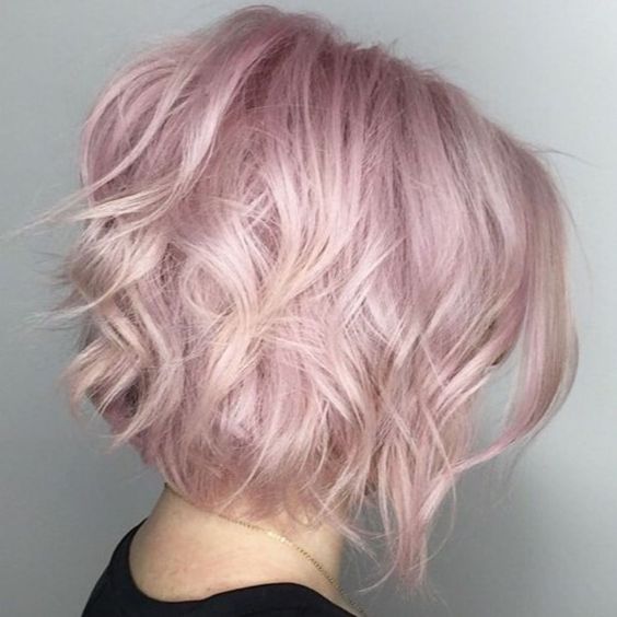 pale pink wavy and messy hair is a chic and cool idea, with a soft color touch
