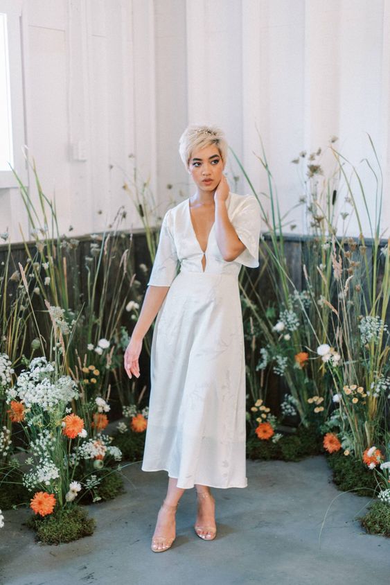 a plain modern midi dress with short sleeves and a deep neckline plus nude shoes are a great idea for a pre-wedding party