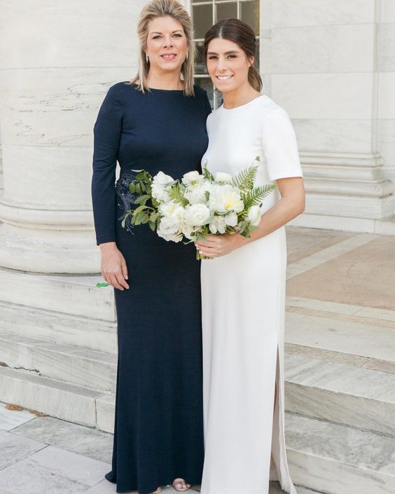 a plain navy maxi dress with high neckline and long sleeves is a super chic and cool idea for the mother of the bride