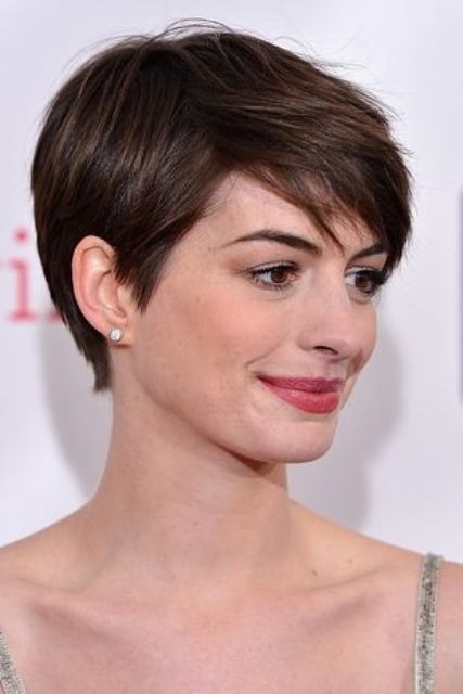 Anna Hataway wearing a long straight pixie with side bangs looks stylish and very elegant