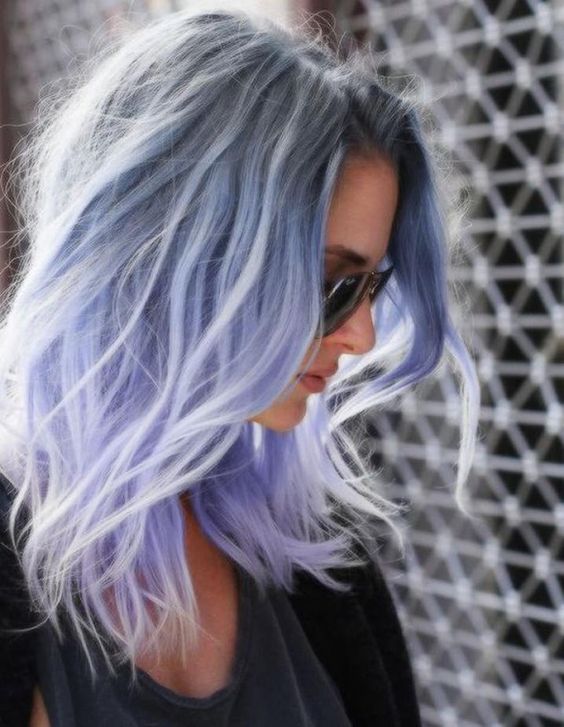 a blue shoulder-length hairstyle with grey root and messy waves looks pretty and very mermaid-like