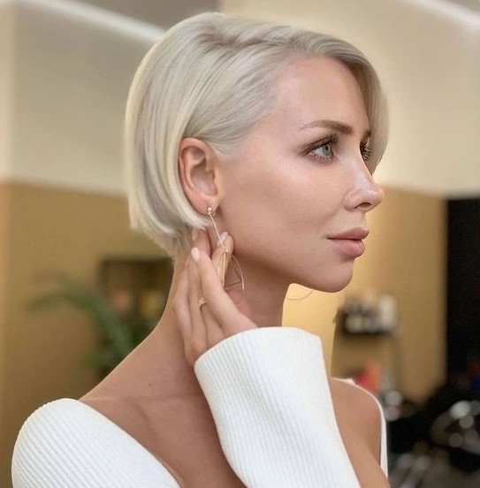 A classic platinum blonde ear length bob with side parting is a chic and refined idea that always works