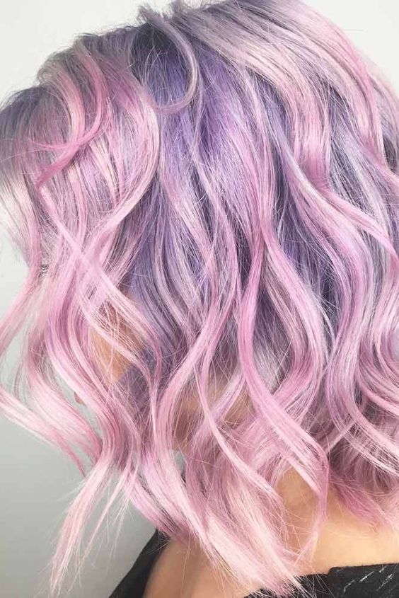 A fab lilac and pink wavy medium length hair with messy waves is a gorgeous idea for a bright and cool look