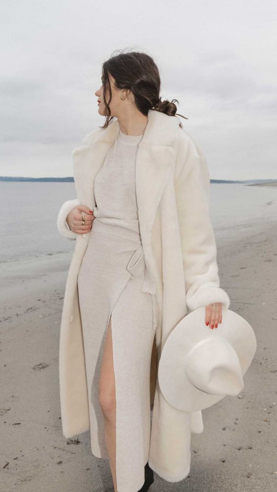 a neutral maxi sweater dress with a sash,a  creamy faux fur coat and a hat is a lovely idea for a winter bridal shower
