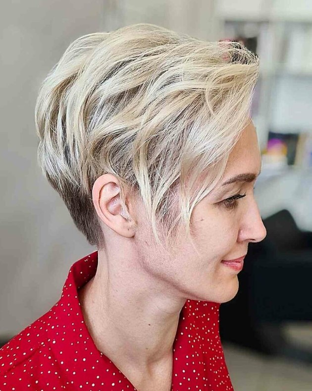 a pixie with blonde balayage and long side bangs, waves and dimension is a lovely idea to rock