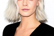 a platinum blonde mid bob with side part and a bit of texture and volume is a chic and stylish idea to try