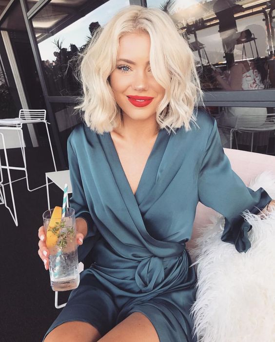 a pretty platinum blonde long wavy bob with a lot of volume is a chic and catchy idea that you can try any time