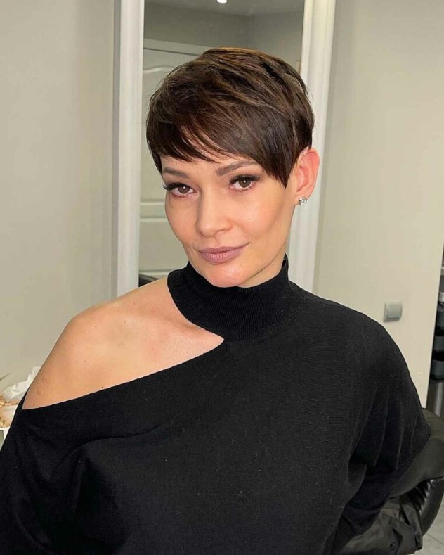 a short layered pixie haircut looks sophisticated, and caramel highlights give it more dimension and glow