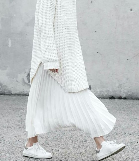an oversized white sweater, a white pleated maxi skirt and white sneakers to feel comfy