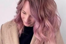 beautiful medium-length pink hair wiht a dark root and waves is a cool and stylish idea, it looks pretty and delicate