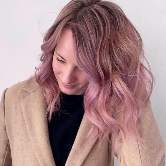 Beautiful medium length pink hair wiht a dark root and waves is a cool and stylish idea, it looks pretty and delicate