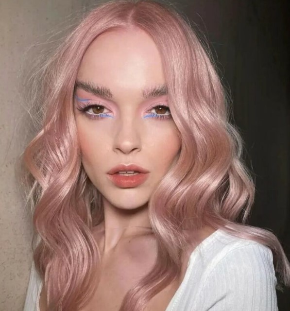 beautiful wavy peachy rose hair with central parting is a lovely idea to try right now, it looks soft and cool