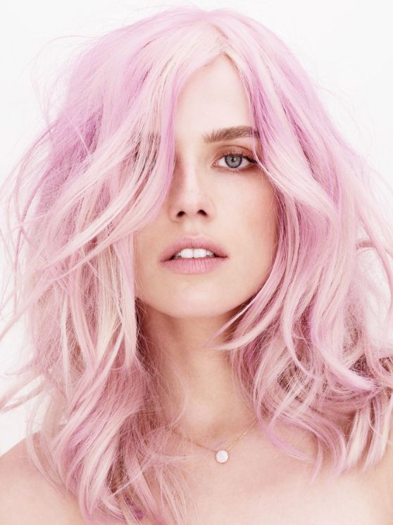 Dreamy mid length light pink messy and wavy hair with some layers is a super cool and fresh solution