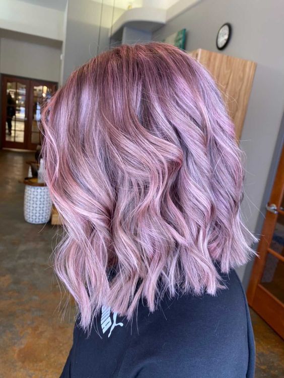 gorgeous ashy pink shoulder-length hair with waves is a fantastic idea, and this beautiful color will strike everyone